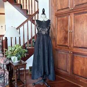 Elegant Black Lace Evening Gown